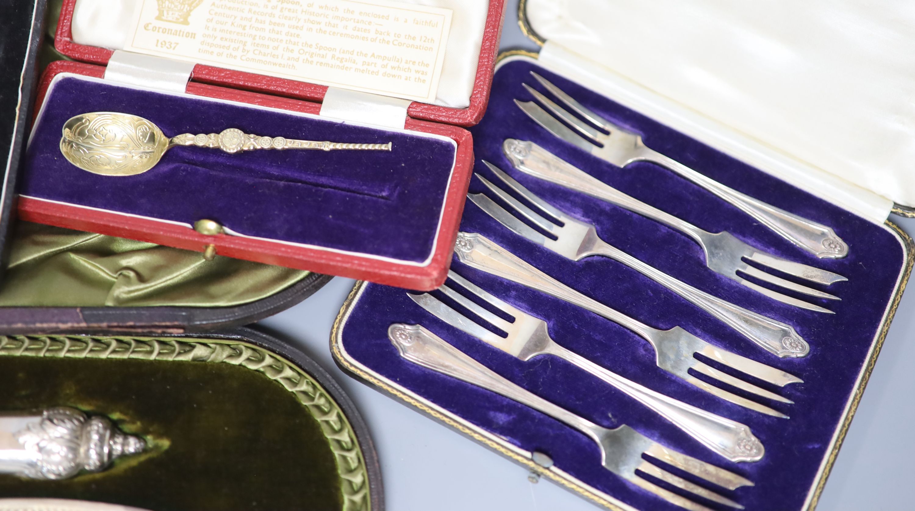 Mixed silver including cased pair of late Victorian silver fish servers, four other cased sets and a silver mounted cigar cutter.